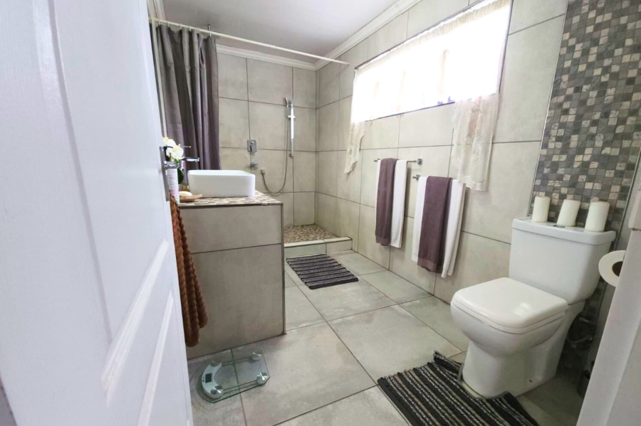 5 Bedroom Property for Sale in Loucharmante Western Cape